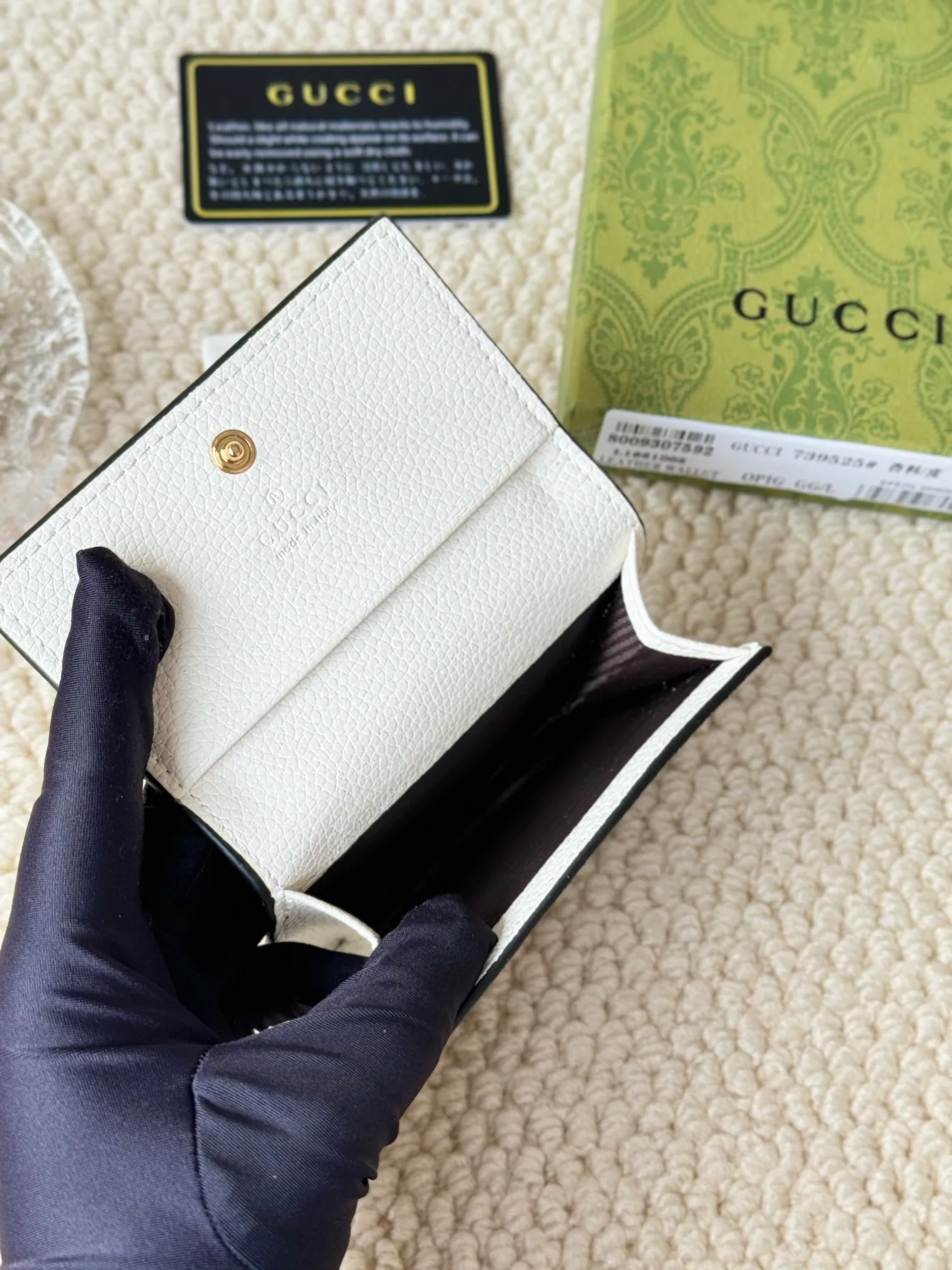 💰120 Gucci has launched a new model, the new mini folding coin purse, which can be held in hand and placed in the bag. Card bags are super cute. Number: 739525. Size: about 11cm.
