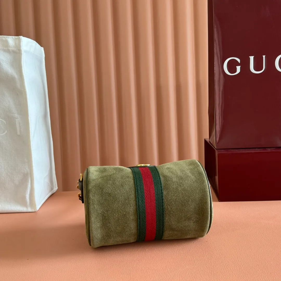 p1060. 💋💋💋【With full set of original counter packaging】The Ophidia series is ingeniously integrated with striped webbing and gold-tone double G logo, adding new works to the 2025 autumn and winter series. This mini bag is made of dark gray suede, embellished with red and green striped webbing, and has an adjustable leather shoulder strap. Dark gray suede Gold-tone hardware Cotton and linen blend lining Double G Web detail Detachable handle (8.9cm high) Detachable and adjustable leather shoulder strap (52.8cm high) Zip closure Ident.: 846869. Dimensions: 18.5x11x11cm. Color: green velvet. Made in Italy