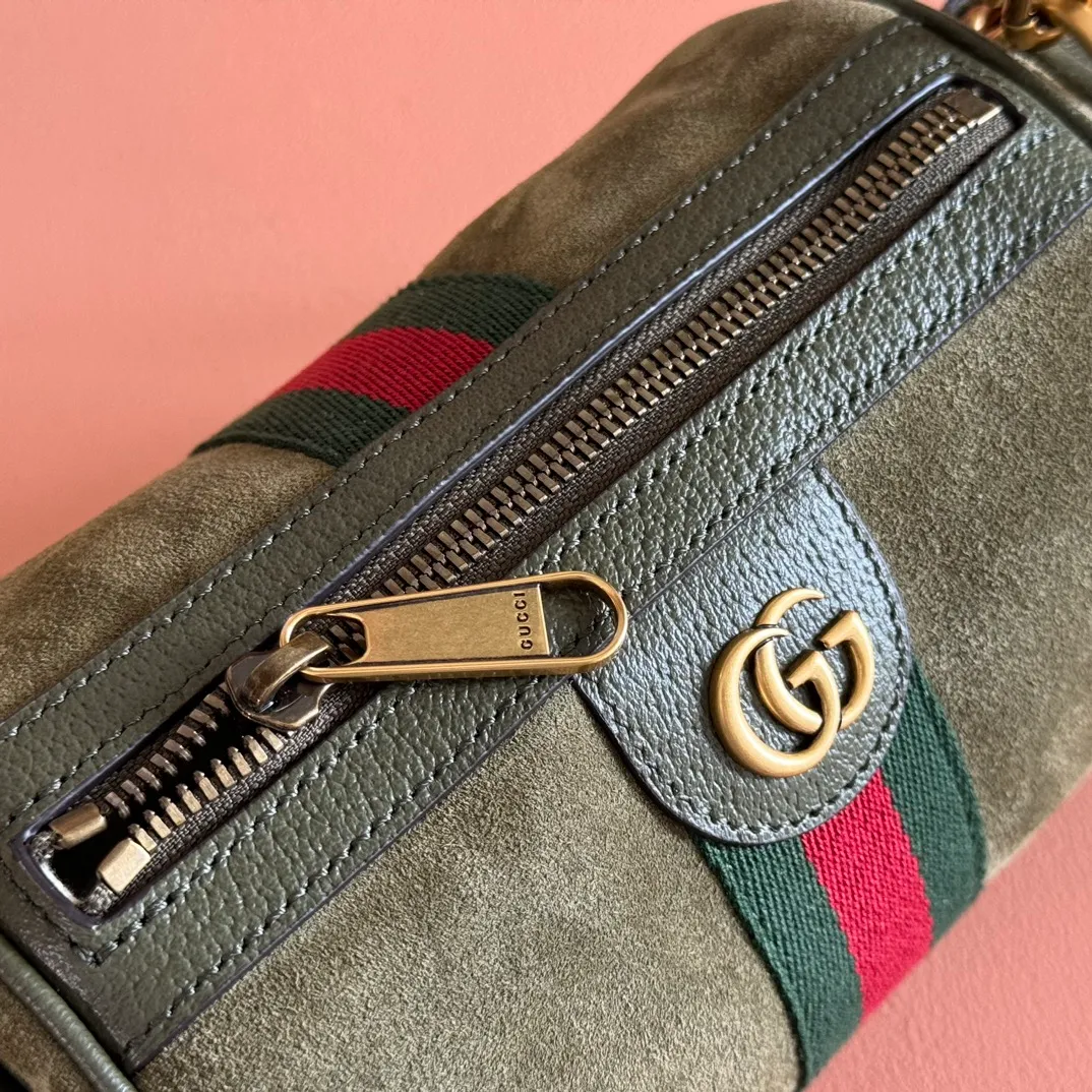 p1060. 💋💋💋【With full set of original counter packaging】The Ophidia series is ingeniously integrated with striped webbing and gold-tone double G logo, adding new works to the 2025 autumn and winter series. This mini bag is made of dark gray suede, embellished with red and green striped webbing, and has an adjustable leather shoulder strap. Dark gray suede Gold-tone hardware Cotton and linen blend lining Double G Web detail Detachable handle (8.9cm high) Detachable and adjustable leather shoulder strap (52.8cm high) Zip closure Ident.: 846869. Dimensions: 18.5x11x11cm. Color: green velvet. Made in Italy