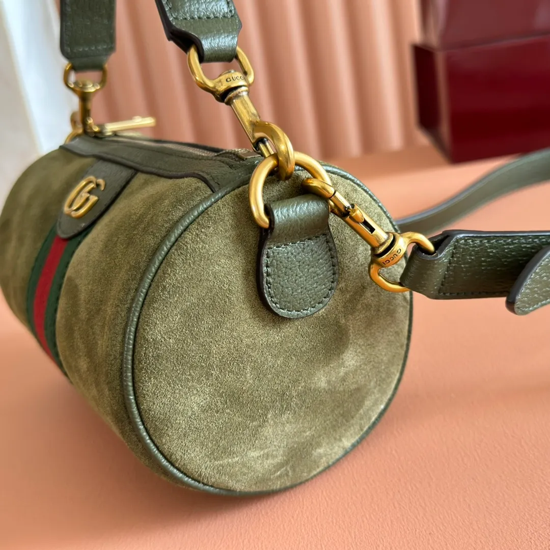 p1060. 💋💋💋【With full set of original counter packaging】The Ophidia series is ingeniously integrated with striped webbing and gold-tone double G logo, adding new works to the 2025 autumn and winter series. This mini bag is made of dark gray suede, embellished with red and green striped webbing, and has an adjustable leather shoulder strap. Dark gray suede Gold-tone hardware Cotton and linen blend lining Double G Web detail Detachable handle (8.9cm high) Detachable and adjustable leather shoulder strap (52.8cm high) Zip closure Ident.: 846869. Dimensions: 18.5x11x11cm. Color: green velvet. Made in Italy