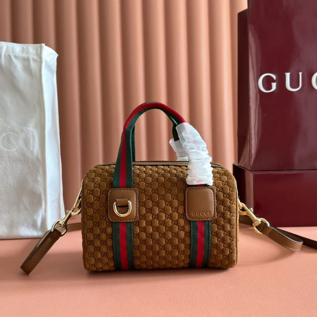 p1080💋💋💋. "With full set of original counter packaging" [New Product] Inspired by Gucci's iconic travel bag silhouette, the brand launched the Mini GG handbag. This handbag is crafted from soft GG presbyopic canvas and is equipped with web handles and a detachable shoulder strap. It reinterprets the brand's classic elements and pays homage to Gucci's proud travel tradition. Beige and dark brown GG monogram coated fabric Ankara red leather trim Light gold tone hardware Green linen cotton blend lining Carry handles (10cm high) Detachable and adjustable leather shoulder strap (50cm high; Length: 101.5cm) Model number: 859975. Dimensions: 20cm (W) x 13cm (H) x 13cm (D) Weight: approx. 0.4kg Colour: Brown cloth/PVC. Made in Italy