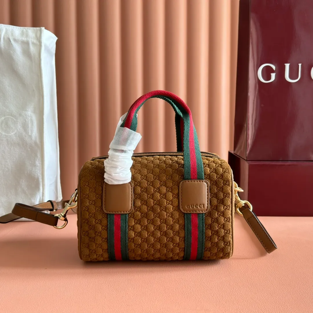 p1080💋💋💋. "With full set of original counter packaging" [New Product] Inspired by Gucci's iconic travel bag silhouette, the brand launched the Mini GG handbag. This handbag is crafted from soft GG presbyopic canvas and is equipped with web handles and a detachable shoulder strap. It reinterprets the brand's classic elements and pays homage to Gucci's proud travel tradition. Beige and dark brown GG monogram coated fabric Ankara red leather trim Light gold tone hardware Green linen cotton blend lining Carry handles (10cm high) Detachable and adjustable leather shoulder strap (50cm high; Length: 101.5cm) Model number: 859975. Dimensions: 20cm (W) x 13cm (H) x 13cm (D) Weight: approx. 0.4kg Colour: Brown cloth/PVC. Made in Italy