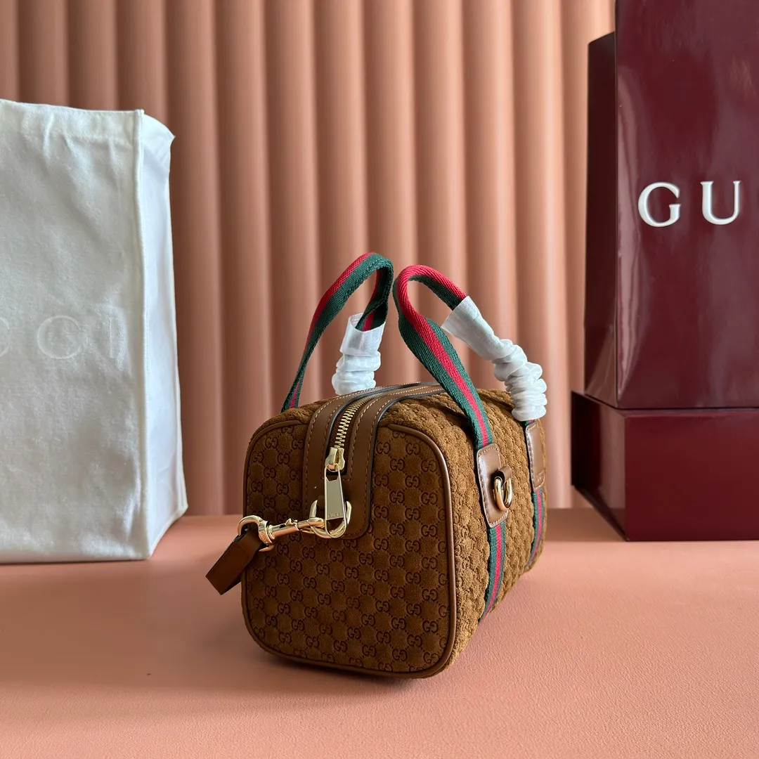 p1080💋💋💋. "With full set of original counter packaging" [New Product] Inspired by Gucci's iconic travel bag silhouette, the brand launched the Mini GG handbag. This handbag is crafted from soft GG presbyopic canvas and is equipped with web handles and a detachable shoulder strap. It reinterprets the brand's classic elements and pays homage to Gucci's proud travel tradition. Beige and dark brown GG monogram coated fabric Ankara red leather trim Light gold tone hardware Green linen cotton blend lining Carry handles (10cm high) Detachable and adjustable leather shoulder strap (50cm high; Length: 101.5cm) Model number: 859975. Dimensions: 20cm (W) x 13cm (H) x 13cm (D) Weight: approx. 0.4kg Colour: Brown cloth/PVC. Made in Italy