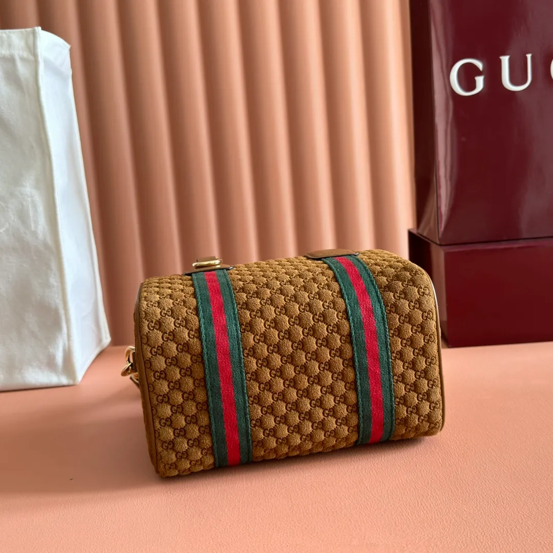 p1080💋💋💋. "With full set of original counter packaging" [New Product] Inspired by Gucci's iconic travel bag silhouette, the brand launched the Mini GG handbag. This handbag is crafted from soft GG presbyopic canvas and is equipped with web handles and a detachable shoulder strap. It reinterprets the brand's classic elements and pays homage to Gucci's proud travel tradition. Beige and dark brown GG monogram coated fabric Ankara red leather trim Light gold tone hardware Green linen cotton blend lining Carry handles (10cm high) Detachable and adjustable leather shoulder strap (50cm high; Length: 101.5cm) Model number: 859975. Dimensions: 20cm (W) x 13cm (H) x 13cm (D) Weight: approx. 0.4kg Colour: Brown cloth/PVC. Made in Italy