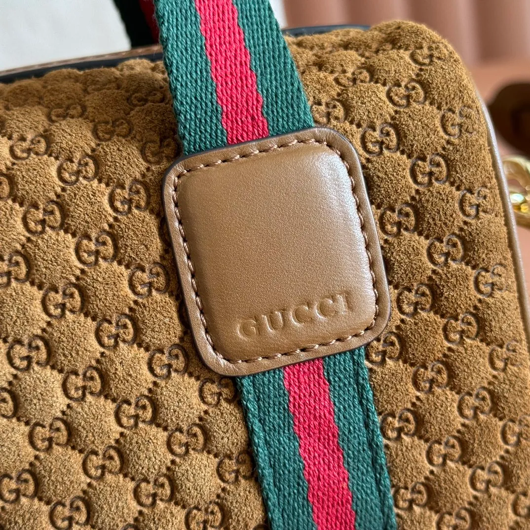 p1080💋💋💋. "With full set of original counter packaging" [New Product] Inspired by Gucci's iconic travel bag silhouette, the brand launched the Mini GG handbag. This handbag is crafted from soft GG presbyopic canvas and is equipped with web handles and a detachable shoulder strap. It reinterprets the brand's classic elements and pays homage to Gucci's proud travel tradition. Beige and dark brown GG monogram coated fabric Ankara red leather trim Light gold tone hardware Green linen cotton blend lining Carry handles (10cm high) Detachable and adjustable leather shoulder strap (50cm high; Length: 101.5cm) Model number: 859975. Dimensions: 20cm (W) x 13cm (H) x 13cm (D) Weight: approx. 0.4kg Colour: Brown cloth/PVC. Made in Italy