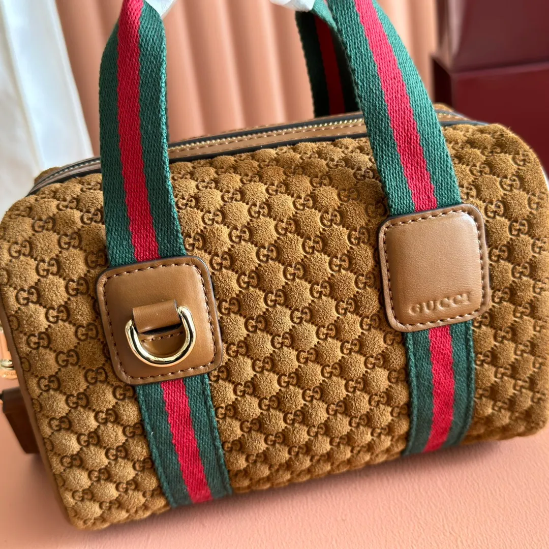 p1080💋💋💋. "With full set of original counter packaging" [New Product] Inspired by Gucci's iconic travel bag silhouette, the brand launched the Mini GG handbag. This handbag is crafted from soft GG presbyopic canvas and is equipped with web handles and a detachable shoulder strap. It reinterprets the brand's classic elements and pays homage to Gucci's proud travel tradition. Beige and dark brown GG monogram coated fabric Ankara red leather trim Light gold tone hardware Green linen cotton blend lining Carry handles (10cm high) Detachable and adjustable leather shoulder strap (50cm high; Length: 101.5cm) Model number: 859975. Dimensions: 20cm (W) x 13cm (H) x 13cm (D) Weight: approx. 0.4kg Colour: Brown cloth/PVC. Made in Italy