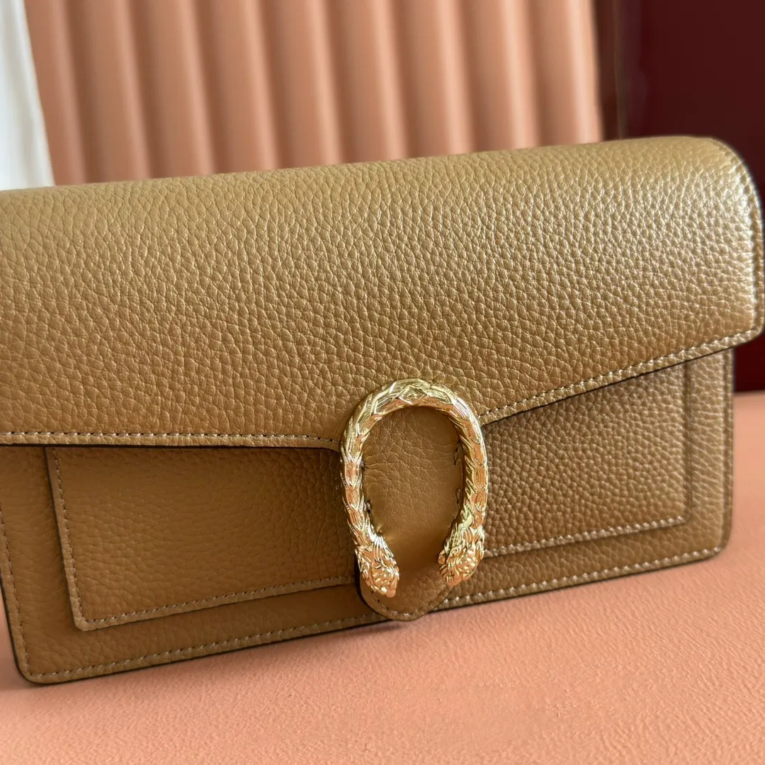 p980. 💋💋💋Original leather configuration counter complete packaging [New product] This Dionysus series chain wallet is crafted from light blue grain leather and cleverly integrated into the double tiger head lock with buttons. The shape is small and exquisite yet elegant, and equipped with a fixed chain shoulder strap, making it a sophisticated bag suitable for day and night. Light blue grained leather Light gold-tone hardware Internal: 6 card compartments, 1 zip pocket External: One flat pocket Double tiger head closure with button Weight: approx. 0.42 kg Model number: 837373. Dimensions: 20cm (width) x 11.5cm (height) x 2.5cm (d) Color: brown full leather. Made in Italy