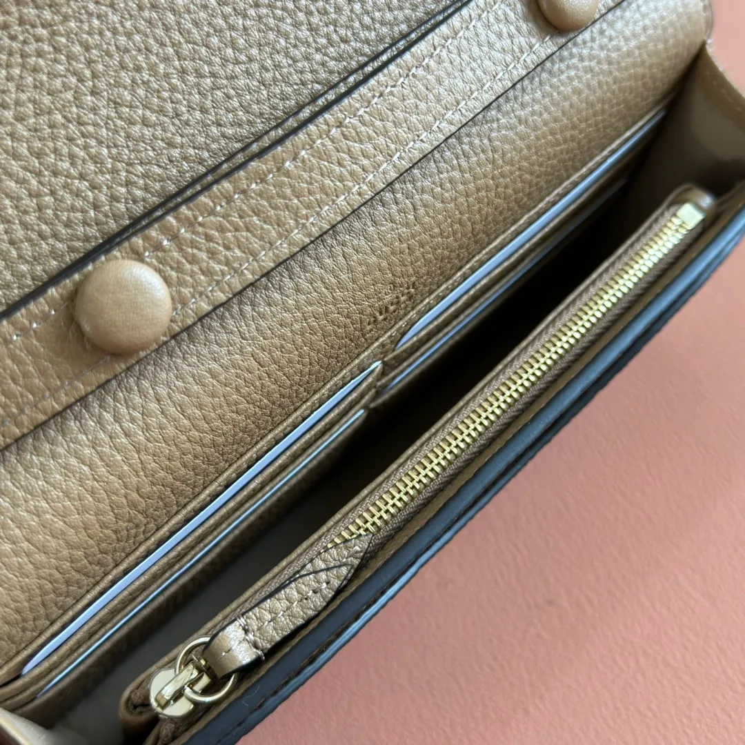 p980. 💋💋💋Original leather configuration counter complete packaging [New product] This Dionysus series chain wallet is crafted from light blue grain leather and cleverly integrated into the double tiger head lock with buttons. The shape is small and exquisite yet elegant, and equipped with a fixed chain shoulder strap, making it a sophisticated bag suitable for day and night. Light blue grained leather Light gold-tone hardware Internal: 6 card compartments, 1 zip pocket External: One flat pocket Double tiger head closure with button Weight: approx. 0.42 kg Model number: 837373. Dimensions: 20cm (width) x 11.5cm (height) x 2.5cm (d) Color: brown full leather. Made in Italy