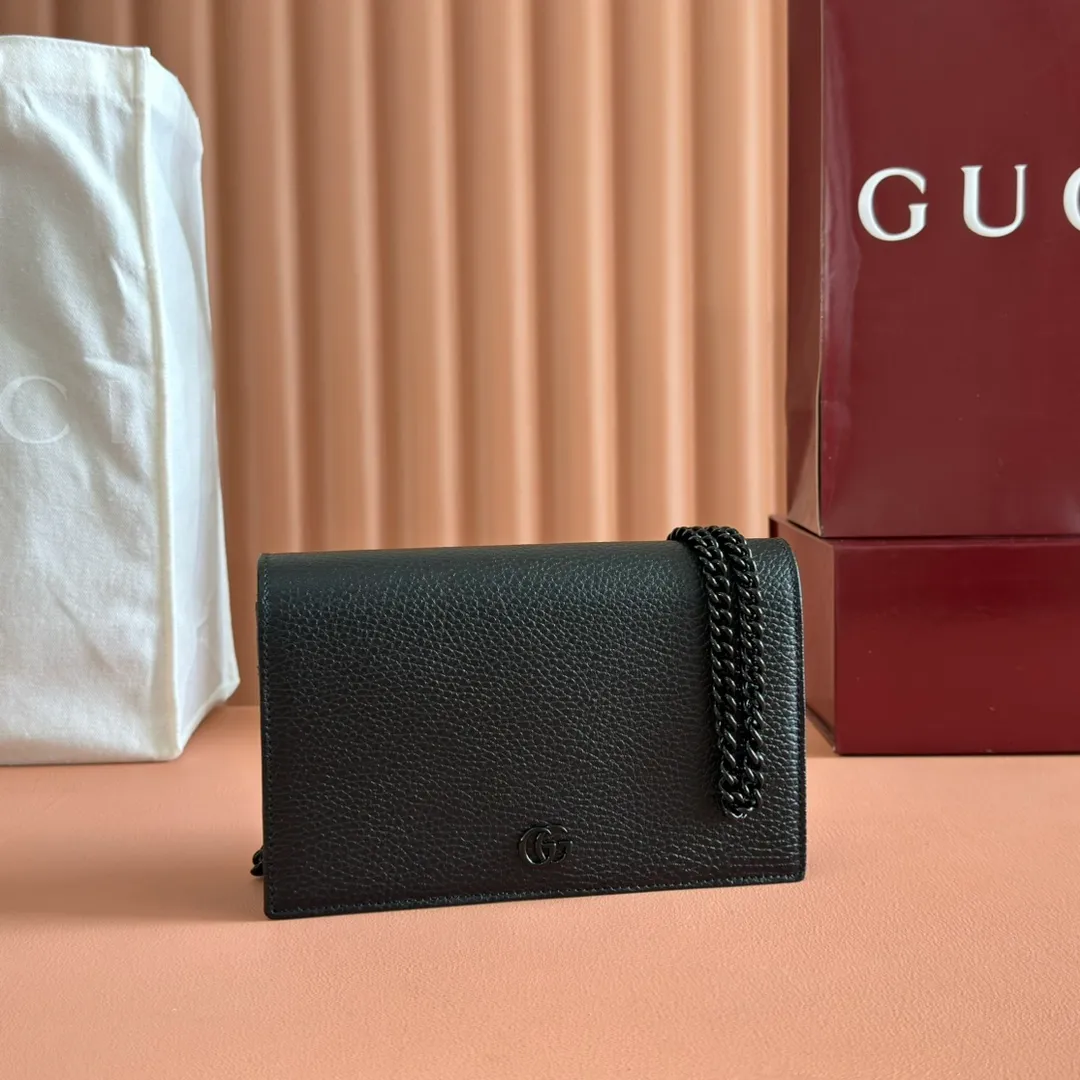p700. 📣📣📣【Combined with original counter packaging】GG Marmont series This GG Marmont series chain bag is made of classic and durable black leather, adding another classic to the "Aria-Fashion Aria" series. The Double G accessory originates from the belt buckle design of the 1970s, and is reinterpreted on this wallet in tone-on-tone resin. The classic design is combined with a monochromatic color scheme to highlight the modern fashion style. Model: 497985. Size: 20*12.5*4cm. Color: black