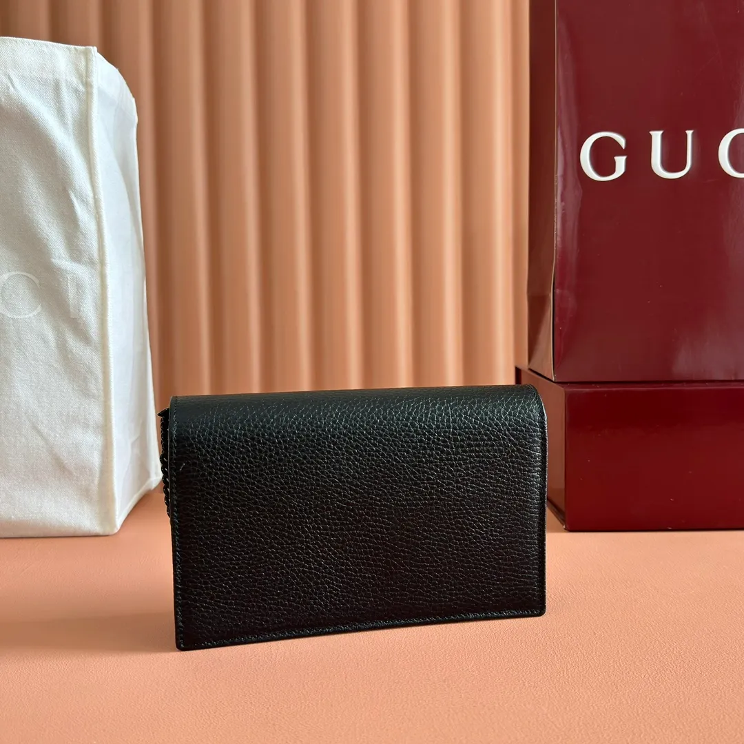 p700. 📣📣📣【Combined with original counter packaging】GG Marmont series This GG Marmont series chain bag is made of classic and durable black leather, adding another classic to the "Aria-Fashion Aria" series. The Double G accessory originates from the belt buckle design of the 1970s, and is reinterpreted on this wallet in tone-on-tone resin. The classic design is combined with a monochromatic color scheme to highlight the modern fashion style. Model: 497985. Size: 20*12.5*4cm. Color: black