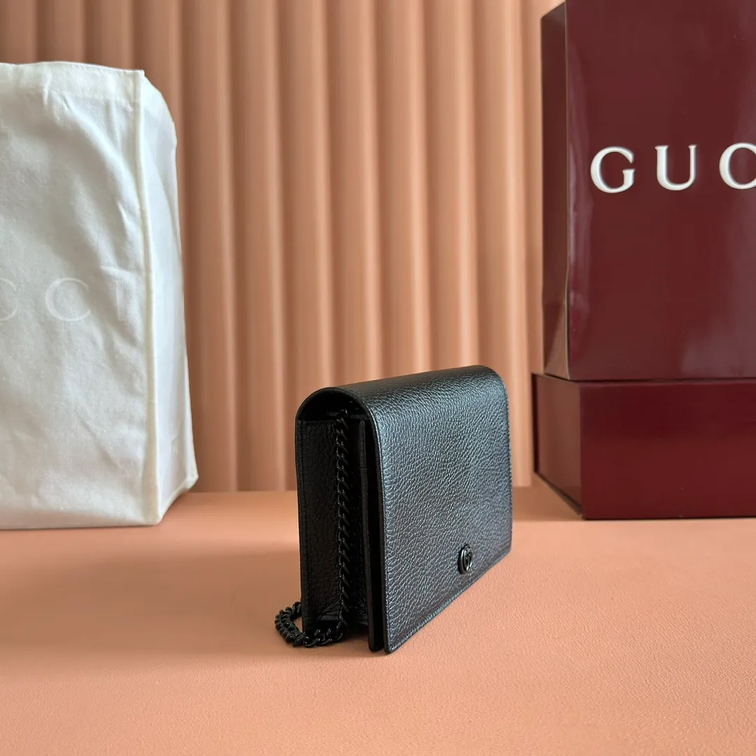 p700. 📣📣📣【Combined with original counter packaging】GG Marmont series This GG Marmont series chain bag is made of classic and durable black leather, adding another classic to the "Aria-Fashion Aria" series. The Double G accessory originates from the belt buckle design of the 1970s, and is reinterpreted on this wallet in tone-on-tone resin. The classic design is combined with a monochromatic color scheme to highlight the modern fashion style. Model: 497985. Size: 20*12.5*4cm. Color: black