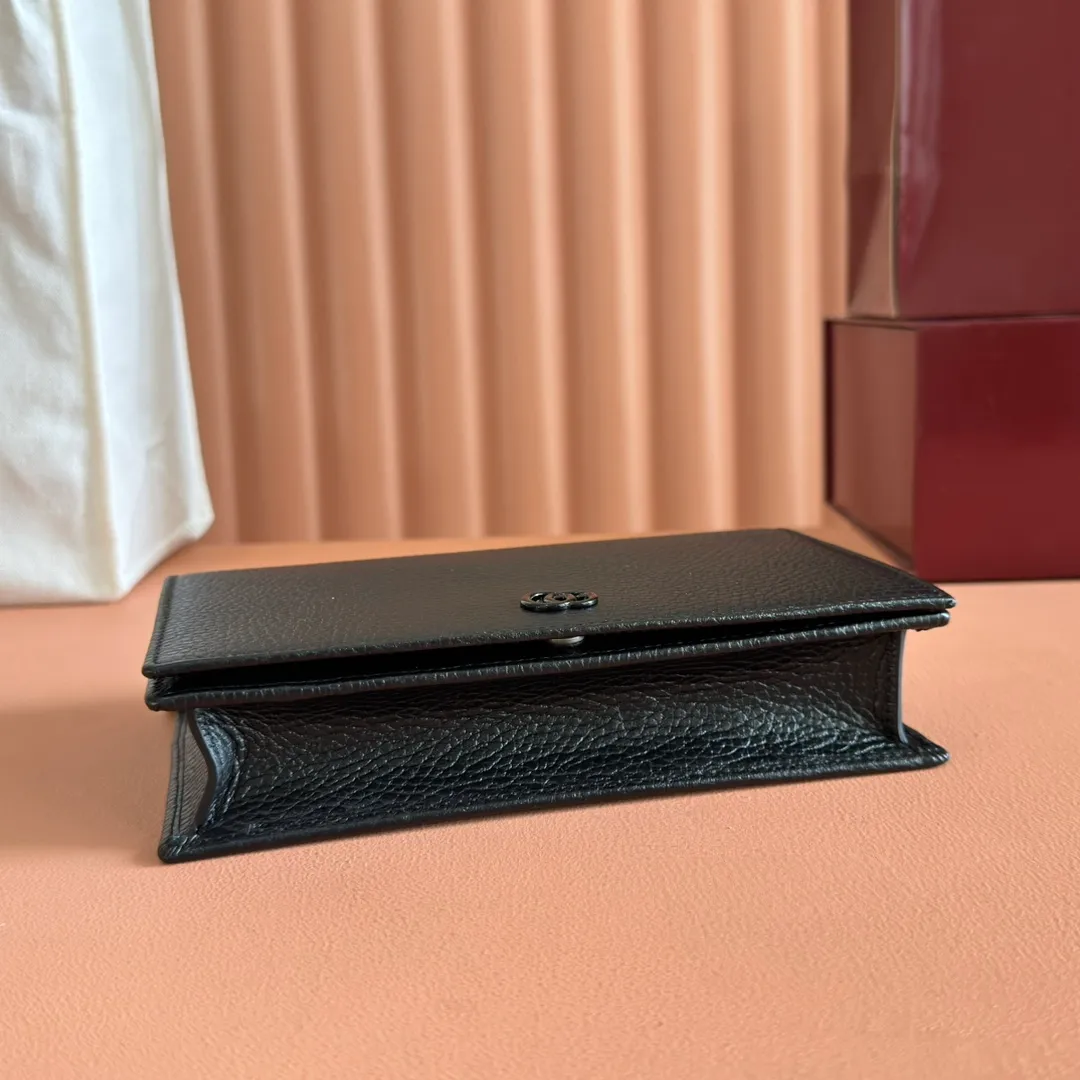 p700. 📣📣📣【Combined with original counter packaging】GG Marmont series This GG Marmont series chain bag is made of classic and durable black leather, adding another classic to the "Aria-Fashion Aria" series. The Double G accessory originates from the belt buckle design of the 1970s, and is reinterpreted on this wallet in tone-on-tone resin. The classic design is combined with a monochromatic color scheme to highlight the modern fashion style. Model: 497985. Size: 20*12.5*4cm. Color: black
