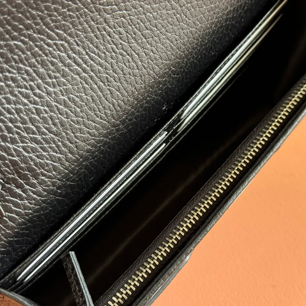 p700. 📣📣📣【Combined with original counter packaging】GG Marmont series This GG Marmont series chain bag is made of classic and durable black leather, adding another classic to the "Aria-Fashion Aria" series. The Double G accessory originates from the belt buckle design of the 1970s, and is reinterpreted on this wallet in tone-on-tone resin. The classic design is combined with a monochromatic color scheme to highlight the modern fashion style. Model: 497985. Size: 20*12.5*4cm. Color: black