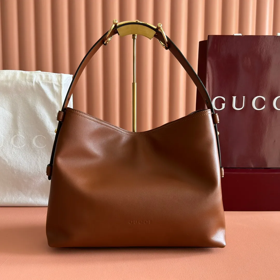 p1480. 💋💋💋【With full set of original counter packaging】2025 autumn and winter series, Gucci Beatrix series handbags adopt a casual silhouette, and the shoulder straps are decorated with iconic horsebit details to further enhance the fashion sense. Gold-toned accessories add to the sophisticated elegance of the design, and an interior zippered pocket keeps your belongings securely stored. Combining elegance and functionality, it easily accommodates daily essentials. Black soft glossy calfskin. Gold-tone hardware. Black cotton and linen blend lining. Horsebit detail on shoulder strap. Interior: Zip pocket. Shoulder strap: 21 cm high; 85 cm long. Ident: 850926. Dimensions: 35cm (width) x 27.5cm (height) x 11cm (depth) Weight: approx. 0.7kg Color: brown full leather. Made in Italy