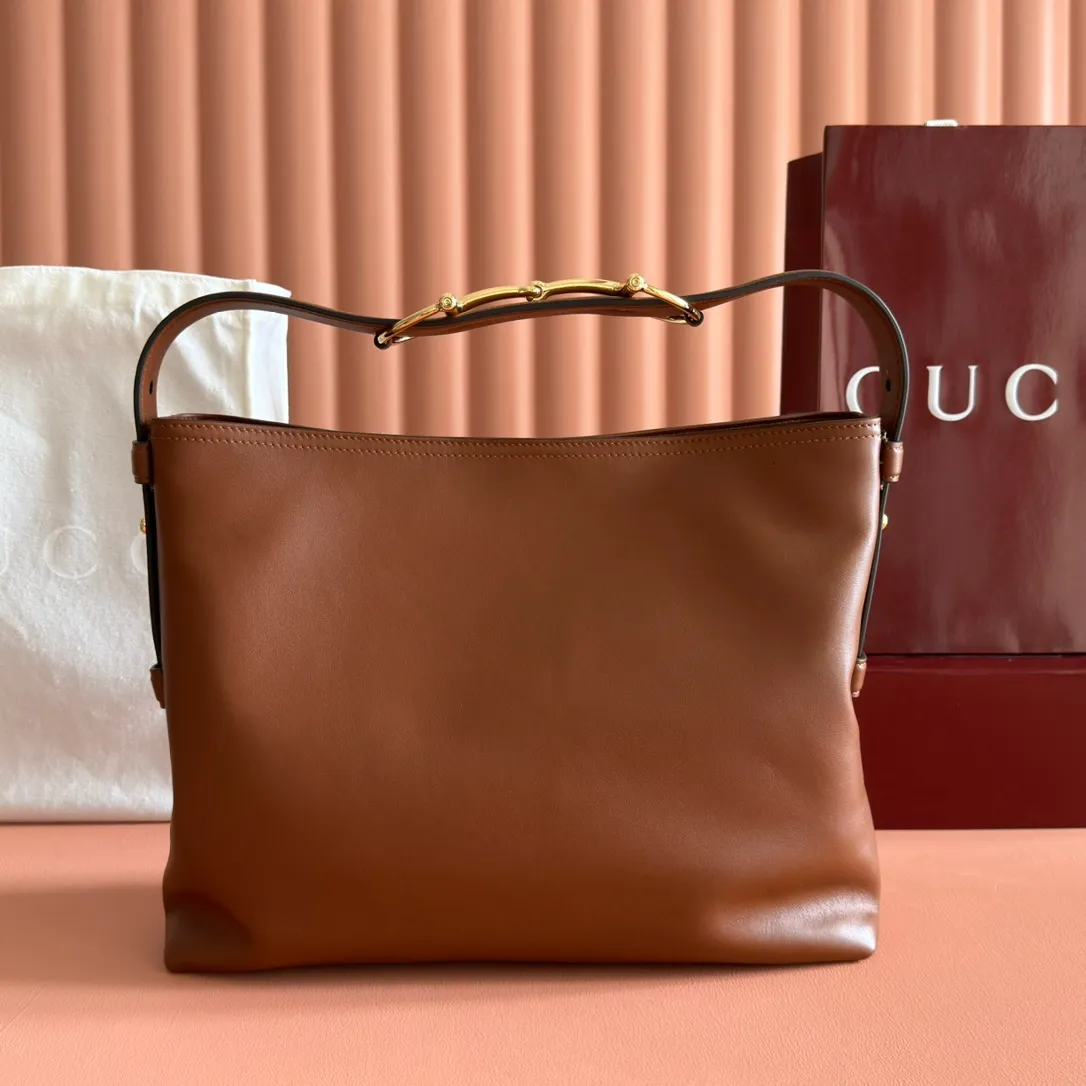 p1480. 💋💋💋【With full set of original counter packaging】2025 autumn and winter series, Gucci Beatrix series handbags adopt a casual silhouette, and the shoulder straps are decorated with iconic horsebit details to further enhance the fashion sense. Gold-toned accessories add to the sophisticated elegance of the design, and an interior zippered pocket keeps your belongings securely stored. Combining elegance and functionality, it easily accommodates daily essentials. Black soft glossy calfskin. Gold-tone hardware. Black cotton and linen blend lining. Horsebit detail on shoulder strap. Interior: Zip pocket. Shoulder strap: 21 cm high; 85 cm long. Ident: 850926. Dimensions: 35cm (width) x 27.5cm (height) x 11cm (depth) Weight: approx. 0.7kg Color: brown full leather. Made in Italy