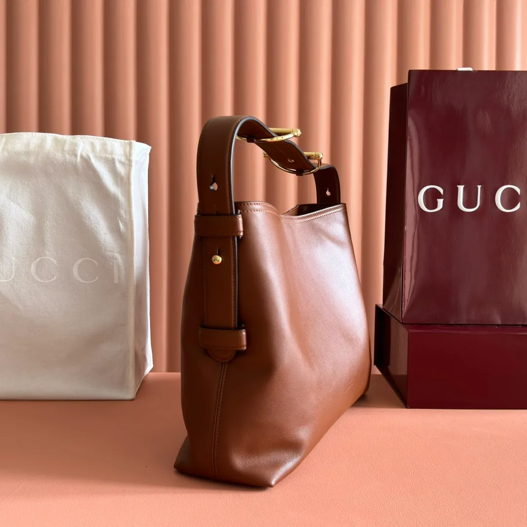 p1480. 💋💋💋【With full set of original counter packaging】2025 autumn and winter series, Gucci Beatrix series handbags adopt a casual silhouette, and the shoulder straps are decorated with iconic horsebit details to further enhance the fashion sense. Gold-toned accessories add to the sophisticated elegance of the design, and an interior zippered pocket keeps your belongings securely stored. Combining elegance and functionality, it easily accommodates daily essentials. Black soft glossy calfskin. Gold-tone hardware. Black cotton and linen blend lining. Horsebit detail on shoulder strap. Interior: Zip pocket. Shoulder strap: 21 cm high; 85 cm long. Ident: 850926. Dimensions: 35cm (width) x 27.5cm (height) x 11cm (depth) Weight: approx. 0.7kg Color: brown full leather. Made in Italy