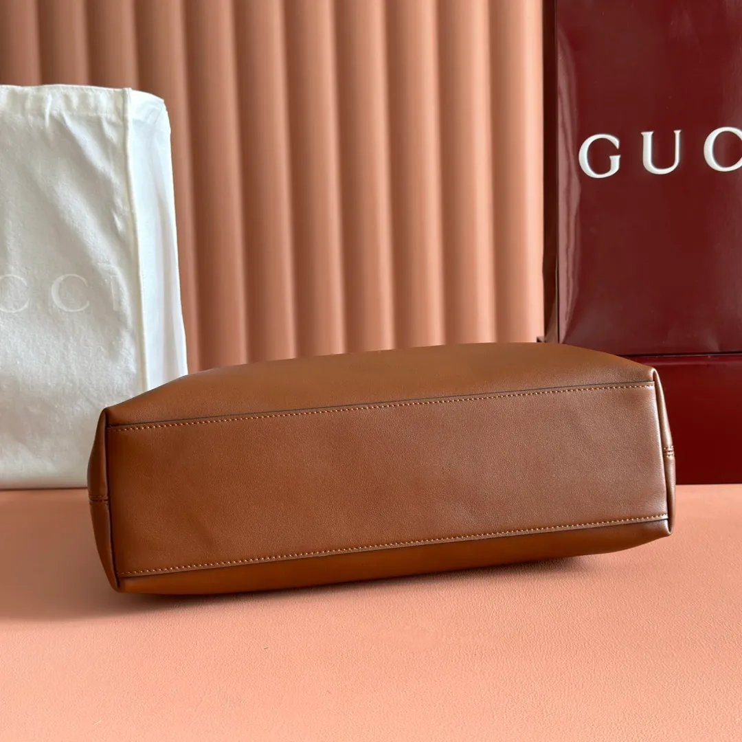 p1480. 💋💋💋【With full set of original counter packaging】2025 autumn and winter series, Gucci Beatrix series handbags adopt a casual silhouette, and the shoulder straps are decorated with iconic horsebit details to further enhance the fashion sense. Gold-toned accessories add to the sophisticated elegance of the design, and an interior zippered pocket keeps your belongings securely stored. Combining elegance and functionality, it easily accommodates daily essentials. Black soft glossy calfskin. Gold-tone hardware. Black cotton and linen blend lining. Horsebit detail on shoulder strap. Interior: Zip pocket. Shoulder strap: 21 cm high; 85 cm long. Ident: 850926. Dimensions: 35cm (width) x 27.5cm (height) x 11cm (depth) Weight: approx. 0.7kg Color: brown full leather. Made in Italy