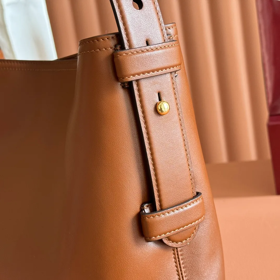p1480. 💋💋💋【With full set of original counter packaging】2025 autumn and winter series, Gucci Beatrix series handbags adopt a casual silhouette, and the shoulder straps are decorated with iconic horsebit details to further enhance the fashion sense. Gold-toned accessories add to the sophisticated elegance of the design, and an interior zippered pocket keeps your belongings securely stored. Combining elegance and functionality, it easily accommodates daily essentials. Black soft glossy calfskin. Gold-tone hardware. Black cotton and linen blend lining. Horsebit detail on shoulder strap. Interior: Zip pocket. Shoulder strap: 21 cm high; 85 cm long. Ident: 850926. Dimensions: 35cm (width) x 27.5cm (height) x 11cm (depth) Weight: approx. 0.7kg Color: brown full leather. Made in Italy