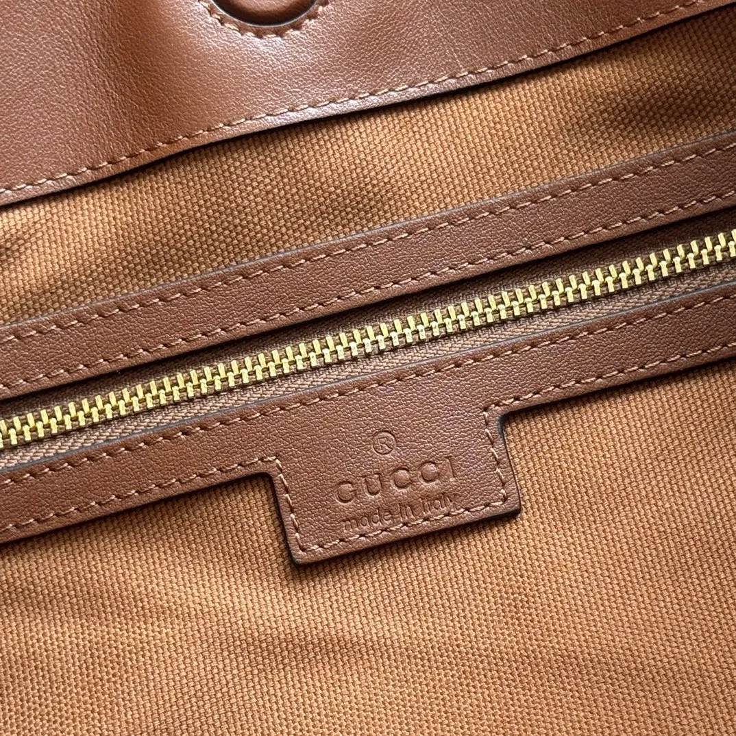 p1480. 💋💋💋【With full set of original counter packaging】2025 autumn and winter series, Gucci Beatrix series handbags adopt a casual silhouette, and the shoulder straps are decorated with iconic horsebit details to further enhance the fashion sense. Gold-toned accessories add to the sophisticated elegance of the design, and an interior zippered pocket keeps your belongings securely stored. Combining elegance and functionality, it easily accommodates daily essentials. Black soft glossy calfskin. Gold-tone hardware. Black cotton and linen blend lining. Horsebit detail on shoulder strap. Interior: Zip pocket. Shoulder strap: 21 cm high; 85 cm long. Ident: 850926. Dimensions: 35cm (width) x 27.5cm (height) x 11cm (depth) Weight: approx. 0.7kg Color: brown full leather. Made in Italy