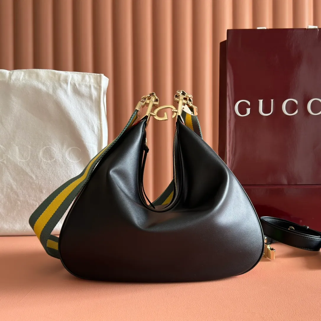 p1660. 📣📣📣【Original leather accessories🌈(equipped with full counter packaging)🔥🔥702823Gucci The Attache large shoulder bag "Gucci March of Love" is a new interpretation of the brand's archive elements, paying tribute to the enduring charm of Hollywood. This accessory features a recognizable crescent shape, and the G hook buckle adds a unique design aesthetic. The classic accessories are combined with soft materials to express retro charm. This large shoulder bag is made of beige and blue GG Supreme canvas, decorated with red and blue webbing. Hide details Beige and blue GG Supreme canvas with red and blue webbing. Gold-tone hardware Cotton and linen lining Additional leather shoulder strap Interior: 1 zipped pocket Removable webbing shoulder strap (50cm high) G-hook fastening with zip 35cm (W) x 32cm (H) x 6cm (D) Made in Italy