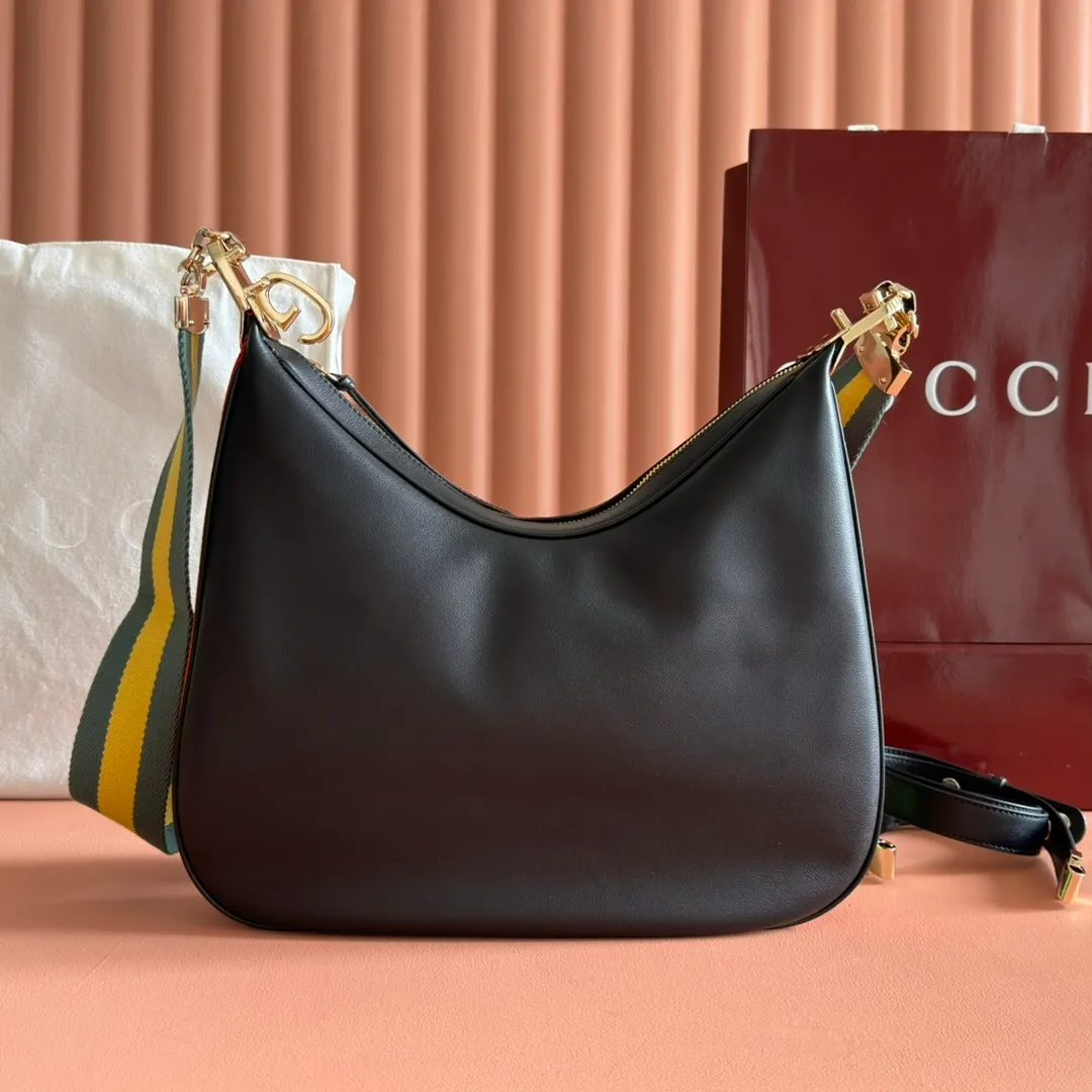 p1660. 📣📣📣【Original leather accessories🌈(equipped with full counter packaging)🔥🔥702823Gucci The Attache large shoulder bag "Gucci March of Love" is a new interpretation of the brand's archive elements, paying tribute to the enduring charm of Hollywood. This accessory features a recognizable crescent shape, and the G hook buckle adds a unique design aesthetic. The classic accessories are combined with soft materials to express retro charm. This large shoulder bag is made of beige and blue GG Supreme canvas, decorated with red and blue webbing. Hide details Beige and blue GG Supreme canvas with red and blue webbing. Gold-tone hardware Cotton and linen lining Additional leather shoulder strap Interior: 1 zipped pocket Removable webbing shoulder strap (50cm high) G-hook fastening with zip 35cm (W) x 32cm (H) x 6cm (D) Made in Italy