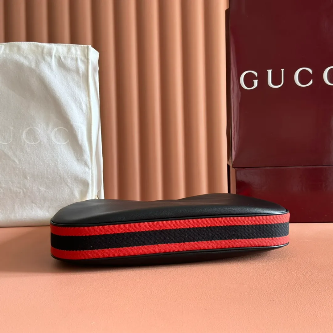p1660. 📣📣📣【Original leather accessories🌈(equipped with full counter packaging)🔥🔥702823Gucci The Attache large shoulder bag "Gucci March of Love" is a new interpretation of the brand's archive elements, paying tribute to the enduring charm of Hollywood. This accessory features a recognizable crescent shape, and the G hook buckle adds a unique design aesthetic. The classic accessories are combined with soft materials to express retro charm. This large shoulder bag is made of beige and blue GG Supreme canvas, decorated with red and blue webbing. Hide details Beige and blue GG Supreme canvas with red and blue webbing. Gold-tone hardware Cotton and linen lining Additional leather shoulder strap Interior: 1 zipped pocket Removable webbing shoulder strap (50cm high) G-hook fastening with zip 35cm (W) x 32cm (H) x 6cm (D) Made in Italy