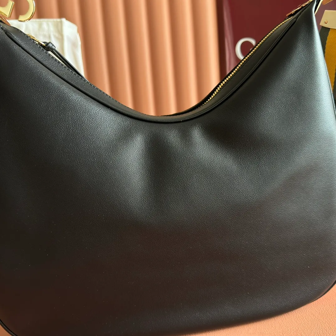 p1660. 📣📣📣【Original leather accessories🌈(equipped with full counter packaging)🔥🔥702823Gucci The Attache large shoulder bag "Gucci March of Love" is a new interpretation of the brand's archive elements, paying tribute to the enduring charm of Hollywood. This accessory features a recognizable crescent shape, and the G hook buckle adds a unique design aesthetic. The classic accessories are combined with soft materials to express retro charm. This large shoulder bag is made of beige and blue GG Supreme canvas, decorated with red and blue webbing. Hide details Beige and blue GG Supreme canvas with red and blue webbing. Gold-tone hardware Cotton and linen lining Additional leather shoulder strap Interior: 1 zipped pocket Removable webbing shoulder strap (50cm high) G-hook fastening with zip 35cm (W) x 32cm (H) x 6cm (D) Made in Italy