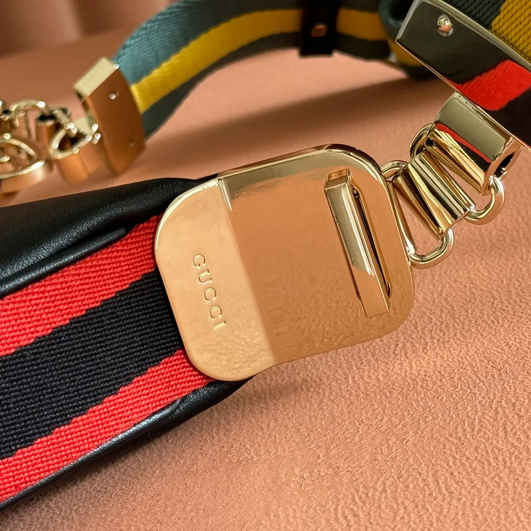 p1660. 📣📣📣【Original leather accessories🌈(equipped with full counter packaging)🔥🔥702823Gucci The Attache large shoulder bag "Gucci March of Love" is a new interpretation of the brand's archive elements, paying tribute to the enduring charm of Hollywood. This accessory features a recognizable crescent shape, and the G hook buckle adds a unique design aesthetic. The classic accessories are combined with soft materials to express retro charm. This large shoulder bag is made of beige and blue GG Supreme canvas, decorated with red and blue webbing. Hide details Beige and blue GG Supreme canvas with red and blue webbing. Gold-tone hardware Cotton and linen lining Additional leather shoulder strap Interior: 1 zipped pocket Removable webbing shoulder strap (50cm high) G-hook fastening with zip 35cm (W) x 32cm (H) x 6cm (D) Made in Italy
