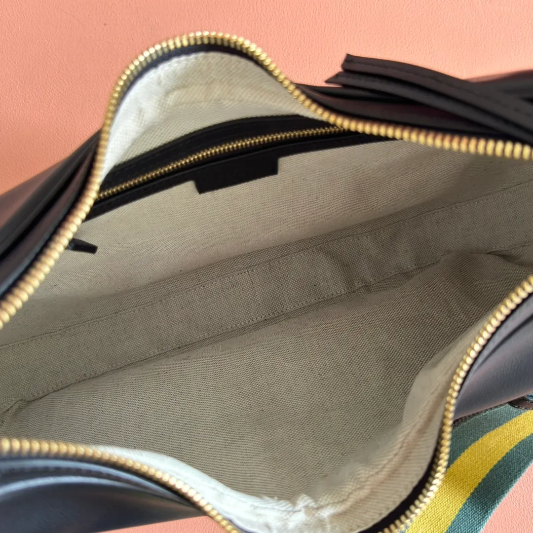 p1660. 📣📣📣【Original leather accessories🌈(equipped with full counter packaging)🔥🔥702823Gucci The Attache large shoulder bag "Gucci March of Love" is a new interpretation of the brand's archive elements, paying tribute to the enduring charm of Hollywood. This accessory features a recognizable crescent shape, and the G hook buckle adds a unique design aesthetic. The classic accessories are combined with soft materials to express retro charm. This large shoulder bag is made of beige and blue GG Supreme canvas, decorated with red and blue webbing. Hide details Beige and blue GG Supreme canvas with red and blue webbing. Gold-tone hardware Cotton and linen lining Additional leather shoulder strap Interior: 1 zipped pocket Removable webbing shoulder strap (50cm high) G-hook fastening with zip 35cm (W) x 32cm (H) x 6cm (D) Made in Italy