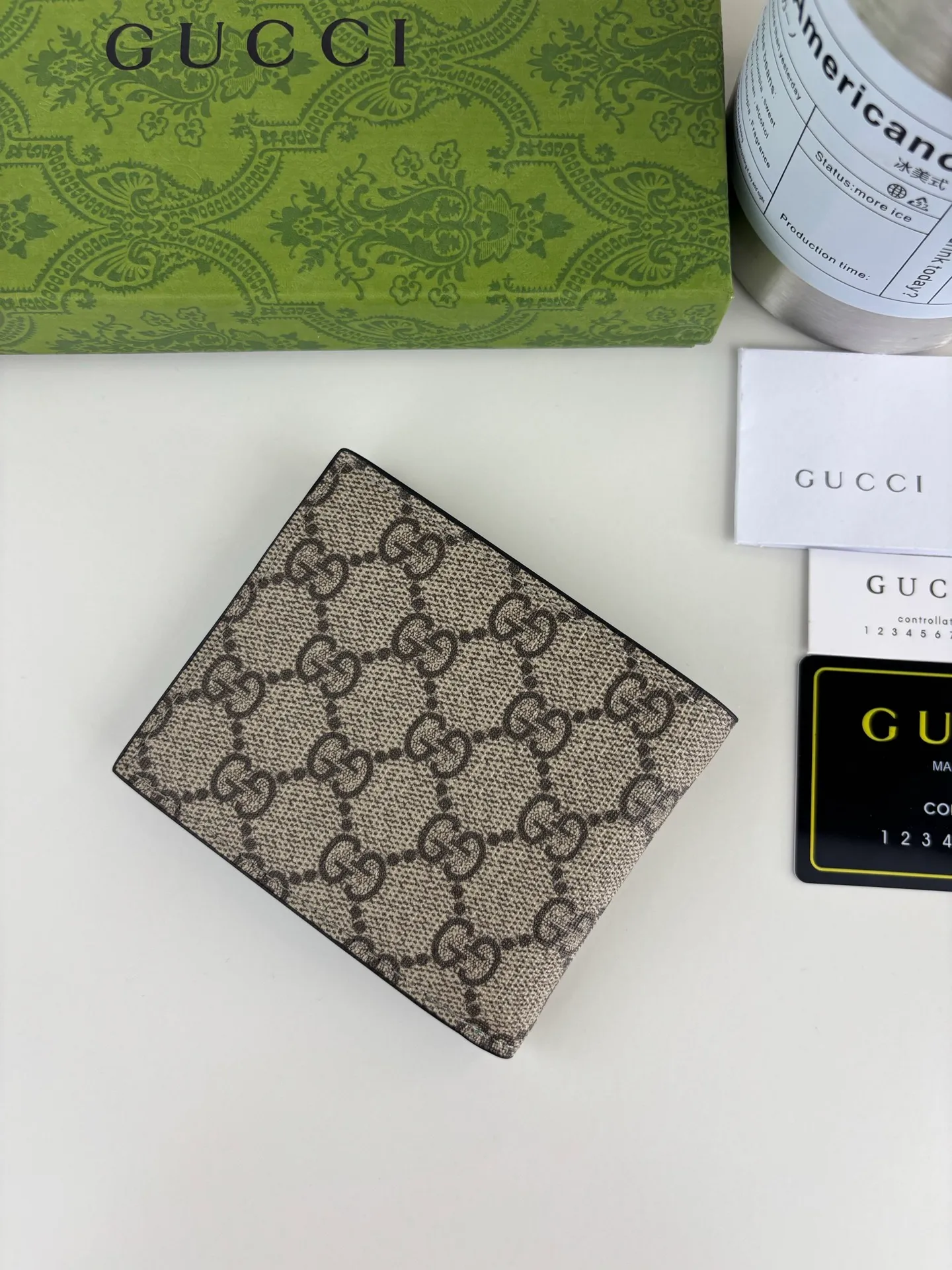 💰120 GUCCl Produced by Gujia! Gucci's small leather accessories push the boundaries of design, constantly reinterpreting classic pieces in a personalized way. This men's wallet combines classic GG Supreme brown canvas with green GG accessories to create a modern and stylish accessory. Style No.: 768243 Size: 11cm x 9cm x 1.5cm Color: Brown/Green