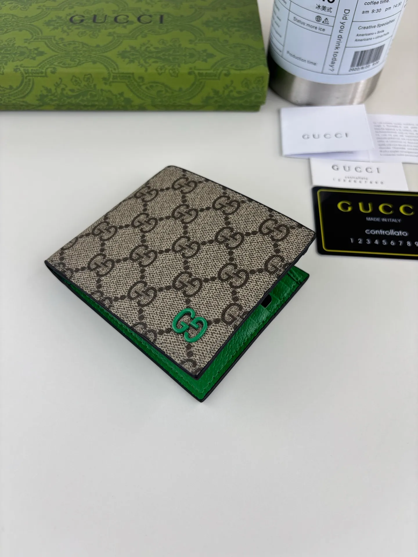 💰120 GUCCl Produced by Gujia! Gucci's small leather accessories push the boundaries of design, constantly reinterpreting classic pieces in a personalized way. This men's wallet combines classic GG Supreme brown canvas with green GG accessories to create a modern and stylish accessory. Style No.: 768243 Size: 11cm x 9cm x 1.5cm Color: Brown/Green