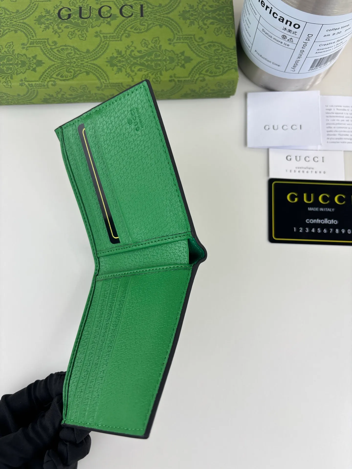 💰120 GUCCl Produced by Gujia! Gucci's small leather accessories push the boundaries of design, constantly reinterpreting classic pieces in a personalized way. This men's wallet combines classic GG Supreme brown canvas with green GG accessories to create a modern and stylish accessory. Style No.: 768243 Size: 11cm x 9cm x 1.5cm Color: Brown/Green