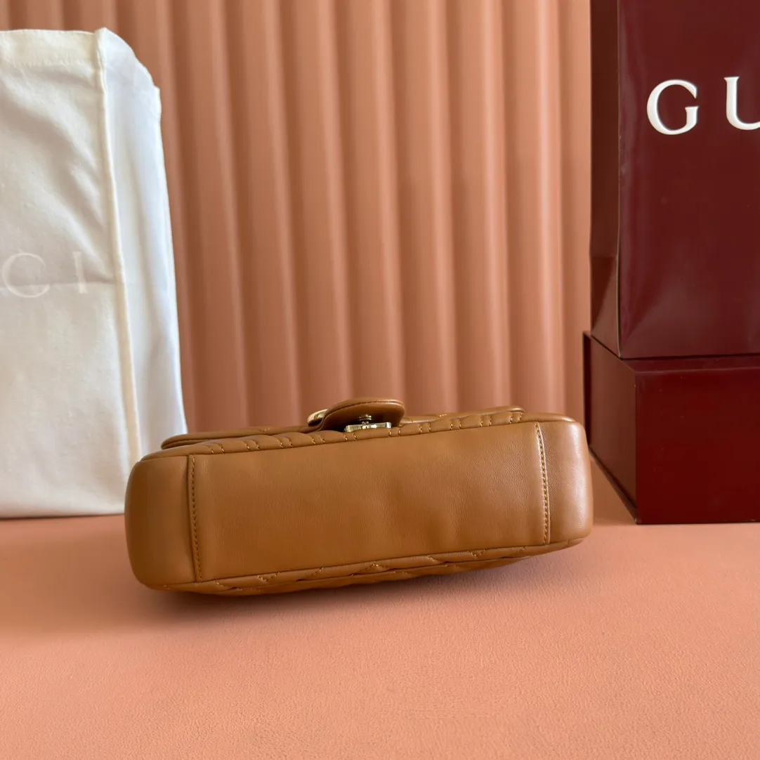 p1260. 💋💋💋【Full set of packaging at the counter】The brand's iconic GG Marmont series is ingeniously integrated with double G-shaped accessories and faceted chain straps, and soft leather is selected to create a soft-lined bag shape. Simple and neat back pockets make medium and large bags more practical. Black V-shaped Matelassé sheepskin Light gold-tone hardware Gucci ankara red viscose lining Double G Interior: One zipped pocket External: One open pocket Sliding chain strap that can be used as a shoulder strap (56 cm high) Spring-buckle flap Ident: 837267. Dimensions: 26cm (width) x 15cm (height) x 7cm (depth) Weight: approx. 0.65kg Color: brown full leather/original leather. Made in Italy
