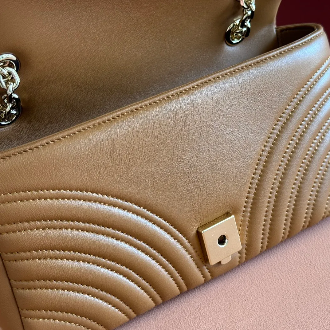 p1260. 💋💋💋【Full set of packaging at the counter】The brand's iconic GG Marmont series is ingeniously integrated with double G-shaped accessories and faceted chain straps, and soft leather is selected to create a soft-lined bag shape. Simple and neat back pockets make medium and large bags more practical. Black V-shaped Matelassé sheepskin Light gold-tone hardware Gucci ankara red viscose lining Double G Interior: One zipped pocket External: One open pocket Sliding chain strap that can be used as a shoulder strap (56 cm high) Spring-buckle flap Ident: 837267. Dimensions: 26cm (width) x 15cm (height) x 7cm (depth) Weight: approx. 0.65kg Color: brown full leather/original leather. Made in Italy
