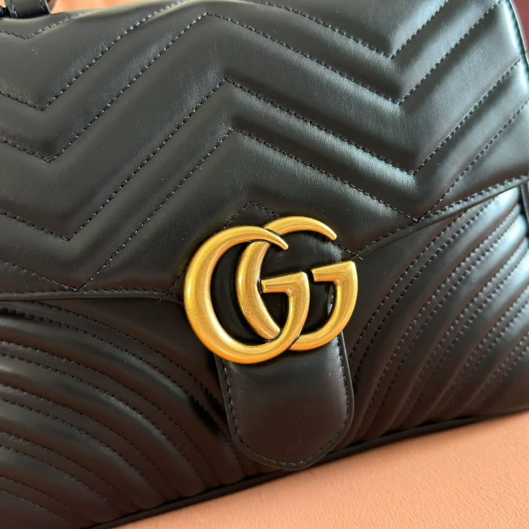 p1500. 📣📣📣【Original leather accessories🌈Full set of counter packaging】🔥🔥 ‼ ‼ "Marmont Italian Original Leather"‼ ‼ Have you picked up the addictive Gucci bags? The elegant and exquisite design of the GG Marmont series has captured the hearts of many girls! At the same time, it is also a must-have versatile item for global experts! Super awesome! Model: 498110. Size: 27*19*10.5, color: black