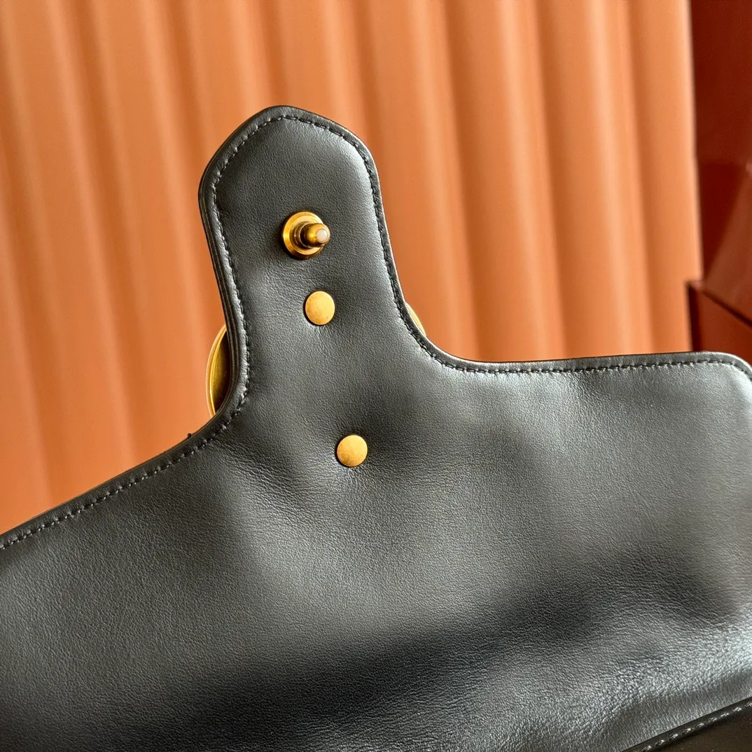 p1500. 📣📣📣【Original leather accessories🌈Full set of counter packaging】🔥🔥 ‼ ‼ "Marmont Italian Original Leather"‼ ‼ Have you picked up the addictive Gucci bags? The elegant and exquisite design of the GG Marmont series has captured the hearts of many girls! At the same time, it is also a must-have versatile item for global experts! Super awesome! Model: 498110. Size: 27*19*10.5, color: black