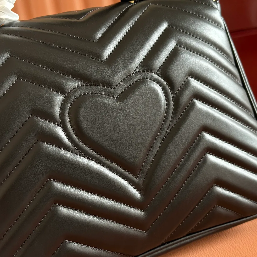 p1500. 📣📣📣【Original leather accessories🌈Full set of counter packaging】🔥🔥 ‼ ‼ "Marmont Italian Original Leather"‼ ‼ Have you picked up the addictive Gucci bags? The elegant and exquisite design of the GG Marmont series has captured the hearts of many girls! At the same time, it is also a must-have versatile item for global experts! Super awesome! Model: 498110. Size: 27*19*10.5, color: black