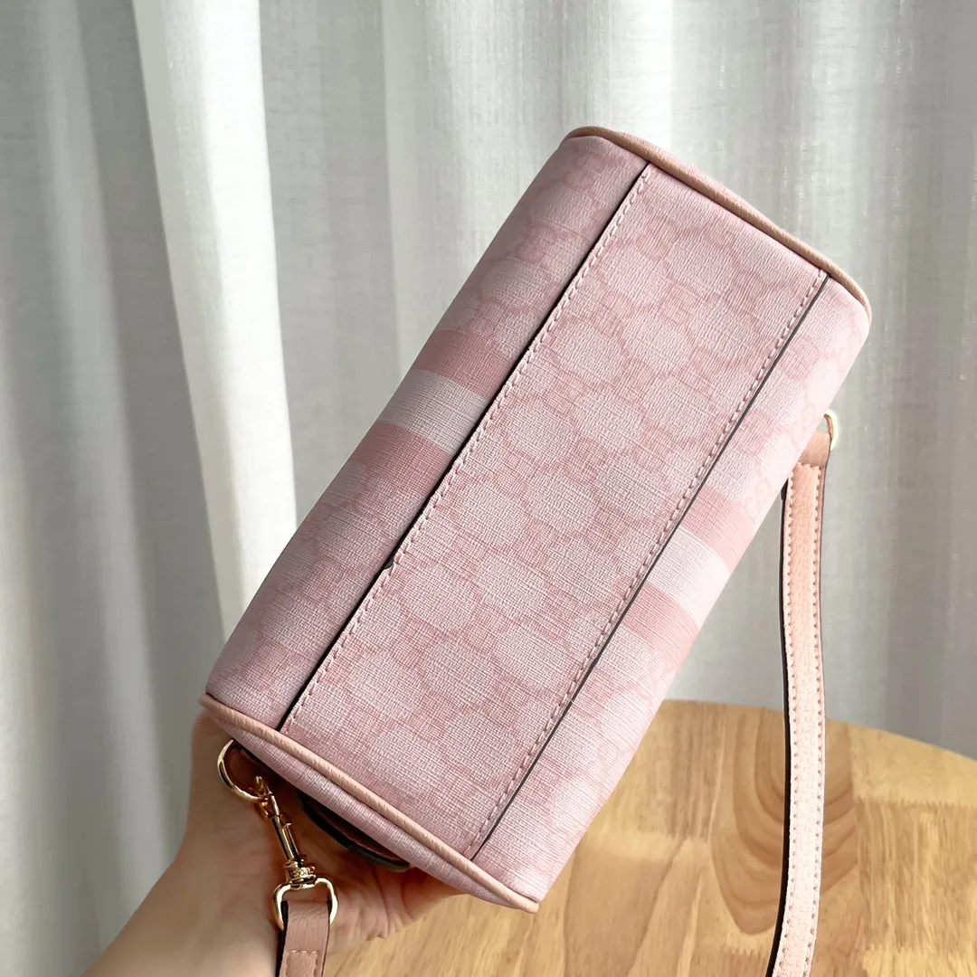 Upgraded version of real shot #💰320 Model: 772053. Dimensions: 14 (length) x 21.5 (width) x 11.5cm (thickness) As a brand classic, GG Supreme canvas has become an iconic fabric in the Gucci design world. The fabric appears frequently in the brand's new collections and is reinterpreted through the Gucci aesthetic perspective. This mini tote is embellished with the brand's signature monogram throughout. The classic interlocking G-shaped accessories add branding charm to this piece.