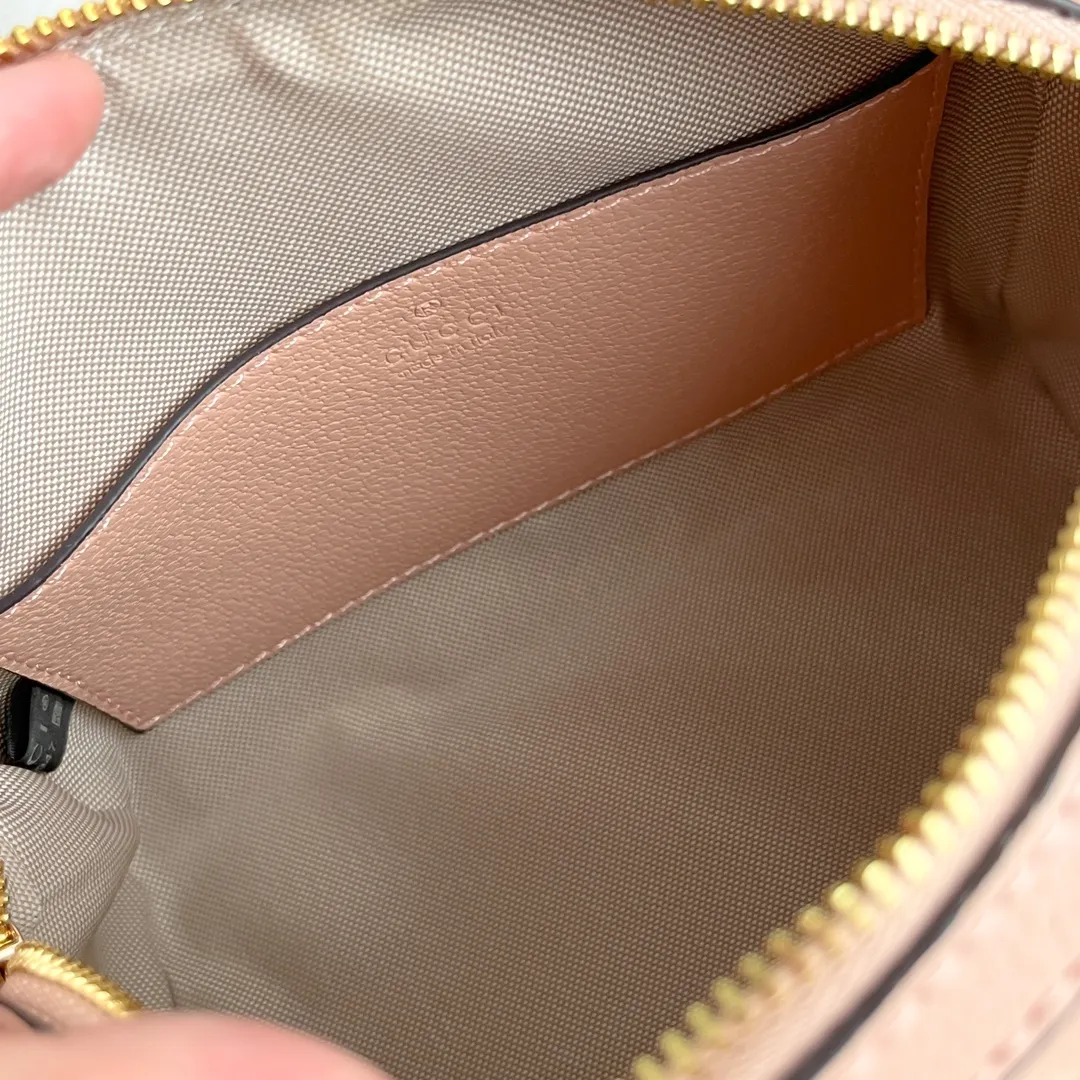 Upgraded version of real shot #💰320 Model: 772053. Dimensions: 14 (length) x 21.5 (width) x 11.5cm (thickness) As a brand classic, GG Supreme canvas has become an iconic fabric in the Gucci design world. The fabric appears frequently in the brand's new collections and is reinterpreted through the Gucci aesthetic perspective. This mini tote is embellished with the brand's signature monogram throughout. The classic interlocking G-shaped accessories add branding charm to this piece.