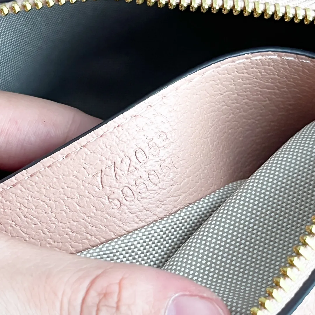 Upgraded version of real shot #💰320 Model: 772053. Dimensions: 14 (length) x 21.5 (width) x 11.5cm (thickness) As a brand classic, GG Supreme canvas has become an iconic fabric in the Gucci design world. The fabric appears frequently in the brand's new collections and is reinterpreted through the Gucci aesthetic perspective. This mini tote is embellished with the brand's signature monogram throughout. The classic interlocking G-shaped accessories add branding charm to this piece.