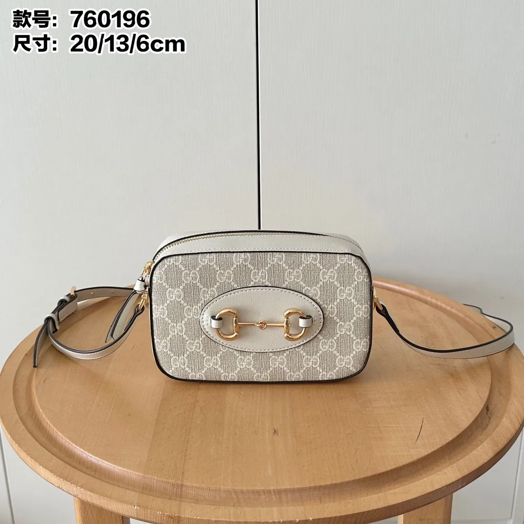 Actual shot #💰260 Style number: 760196 off-white Size: 20✖️13✖️6cm 𝗚𝘂𝗰𝗰𝗶 𝗛𝗼𝗿𝘀𝗲𝗯𝗶𝘁 𝟭𝟵𝟱𝟱 camera bag The classic horsebit and retro style can be matched casually without going wrong. The size is invincible and friendly~ A cute toast bun shape🍞Not too big, not too small, just right! The length of the shoulder strap can be adjusted with a pin buckle for cross-body wear, and the capacity also meets daily needs~