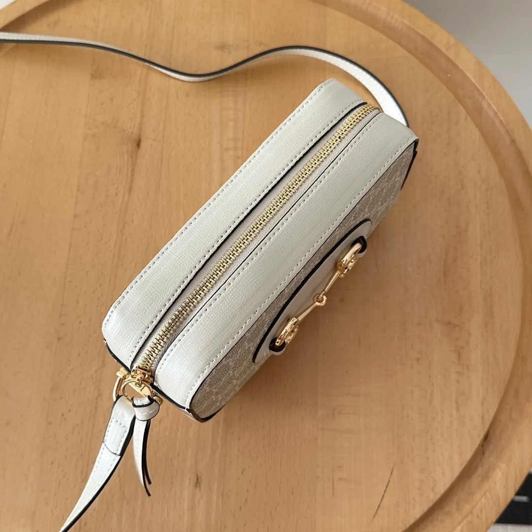 Actual shot #💰260 Style number: 760196 off-white Size: 20✖️13✖️6cm 𝗚𝘂𝗰𝗰𝗶 𝗛𝗼𝗿𝘀𝗲𝗯𝗶𝘁 𝟭𝟵𝟱𝟱 camera bag The classic horsebit and retro style can be matched casually without going wrong. The size is invincible and friendly~ A cute toast bun shape🍞Not too big, not too small, just right! The length of the shoulder strap can be adjusted with a pin buckle for cross-body wear, and the capacity also meets daily needs~