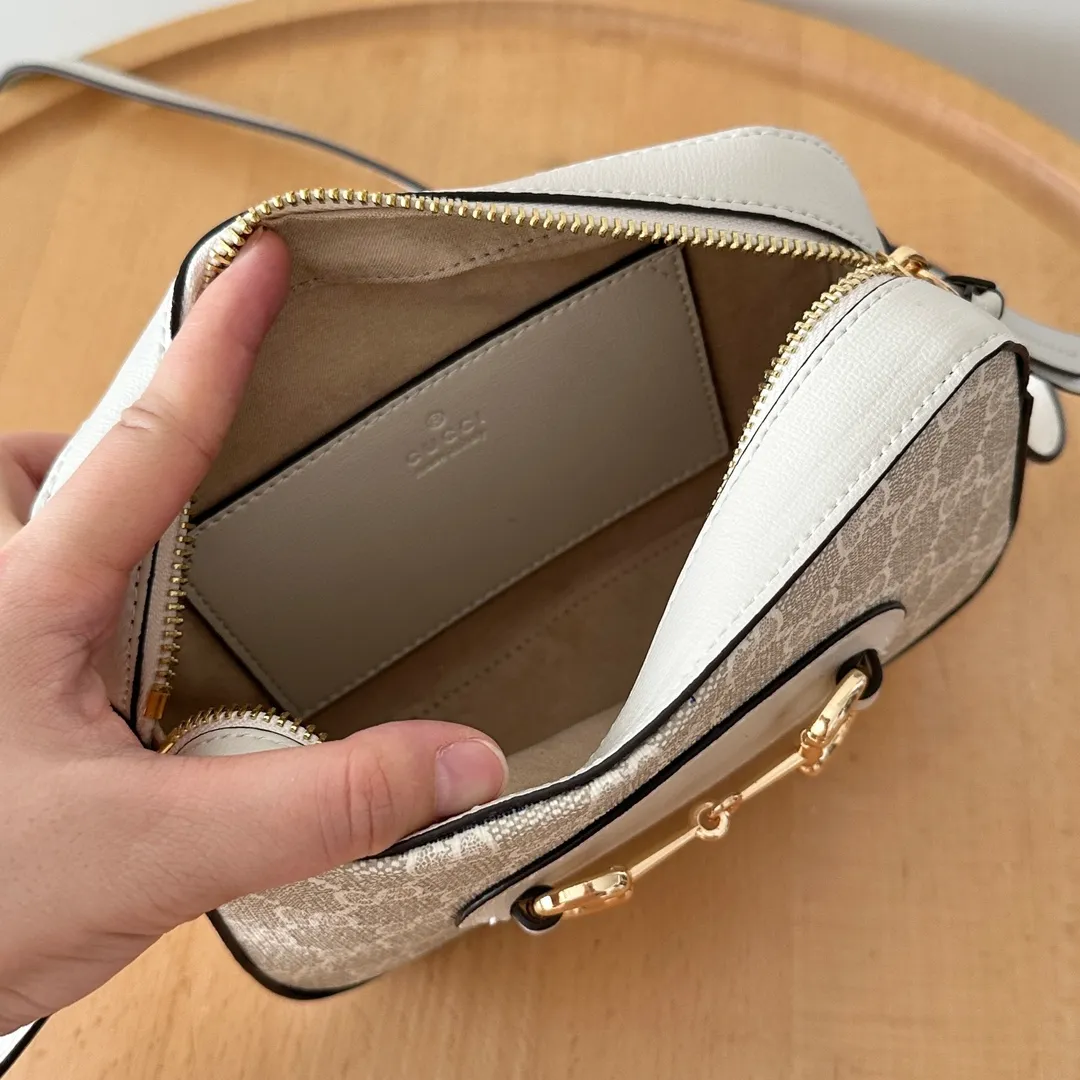 Actual shot #💰260 Style number: 760196 off-white Size: 20✖️13✖️6cm 𝗚𝘂𝗰𝗰𝗶 𝗛𝗼𝗿𝘀𝗲𝗯𝗶𝘁 𝟭𝟵𝟱𝟱 camera bag The classic horsebit and retro style can be matched casually without going wrong. The size is invincible and friendly~ A cute toast bun shape🍞Not too big, not too small, just right! The length of the shoulder strap can be adjusted with a pin buckle for cross-body wear, and the capacity also meets daily needs~