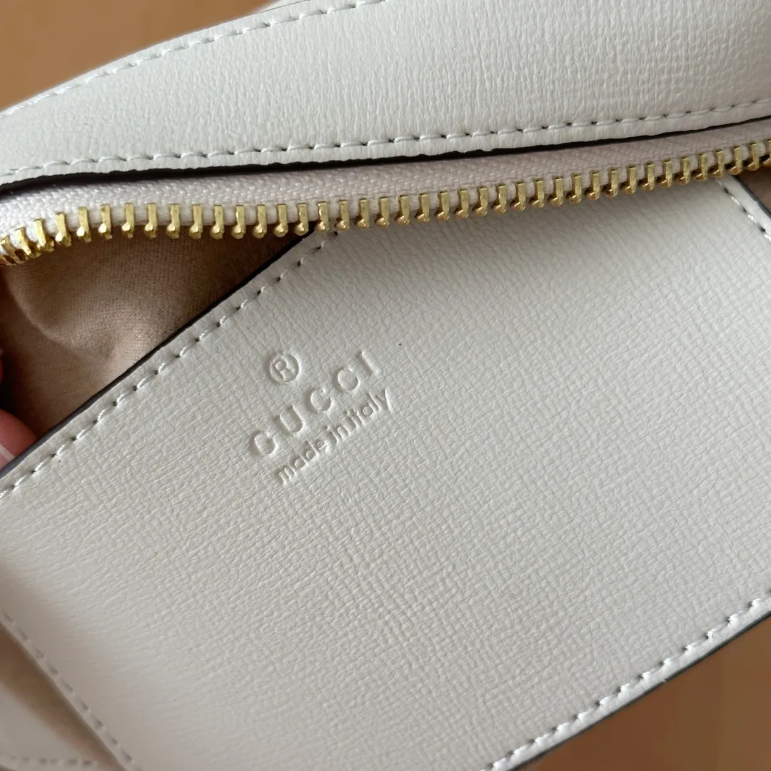 Actual shot #💰260 Style number: 760196 off-white Size: 20✖️13✖️6cm 𝗚𝘂𝗰𝗰𝗶 𝗛𝗼𝗿𝘀𝗲𝗯𝗶𝘁 𝟭𝟵𝟱𝟱 camera bag The classic horsebit and retro style can be matched casually without going wrong. The size is invincible and friendly~ A cute toast bun shape🍞Not too big, not too small, just right! The length of the shoulder strap can be adjusted with a pin buckle for cross-body wear, and the capacity also meets daily needs~