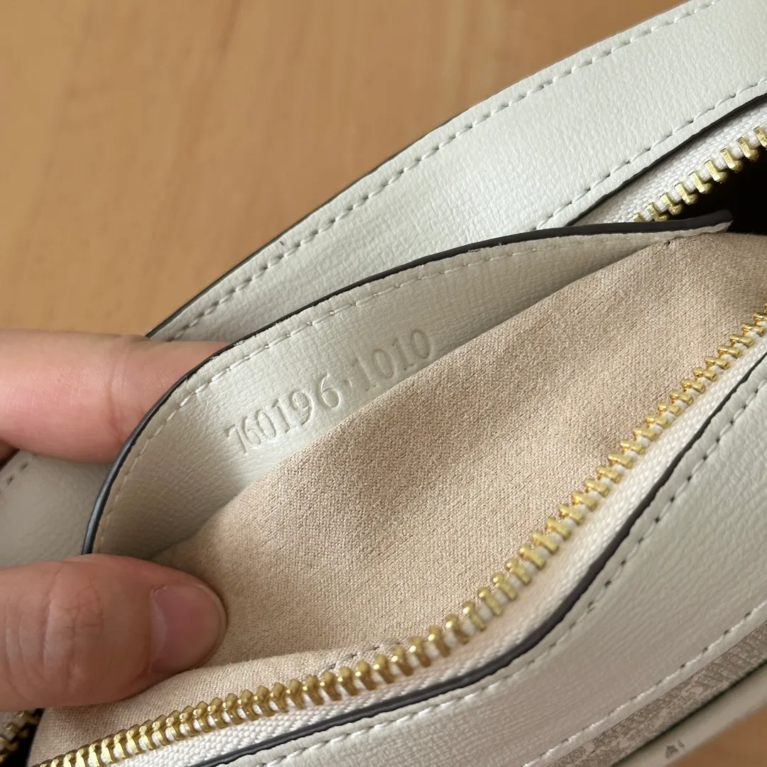 Actual shot #💰260 Style number: 760196 off-white Size: 20✖️13✖️6cm 𝗚𝘂𝗰𝗰𝗶 𝗛𝗼𝗿𝘀𝗲𝗯𝗶𝘁 𝟭𝟵𝟱𝟱 camera bag The classic horsebit and retro style can be matched casually without going wrong. The size is invincible and friendly~ A cute toast bun shape🍞Not too big, not too small, just right! The length of the shoulder strap can be adjusted with a pin buckle for cross-body wear, and the capacity also meets daily needs~