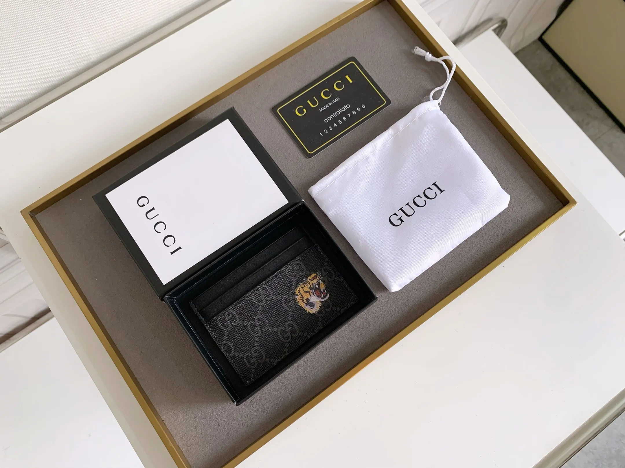 💰90 💎 (Tiger pattern) Top original quality, GUCCI classic popular printed card holder, exclusive background, real shot. The card holder is made of GG Supreme high-grade man-made canvas with exquisite patterns💯! Style number: 451277 Size: 10x7.5cm