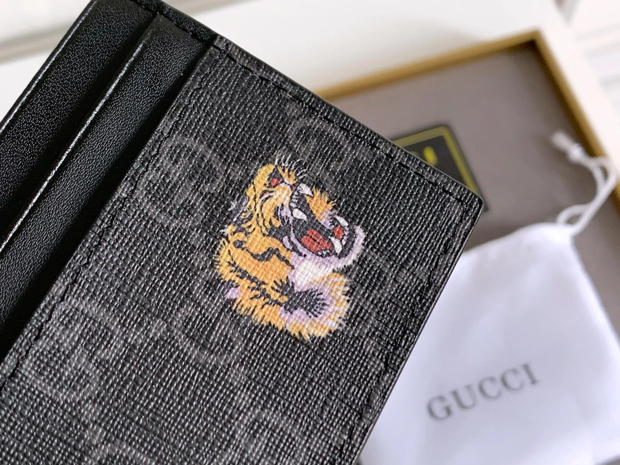 💰90 💎 (Tiger pattern) Top original quality, GUCCI classic popular printed card holder, exclusive background, real shot. The card holder is made of GG Supreme high-grade man-made canvas with exquisite patterns💯! Style number: 451277 Size: 10x7.5cm