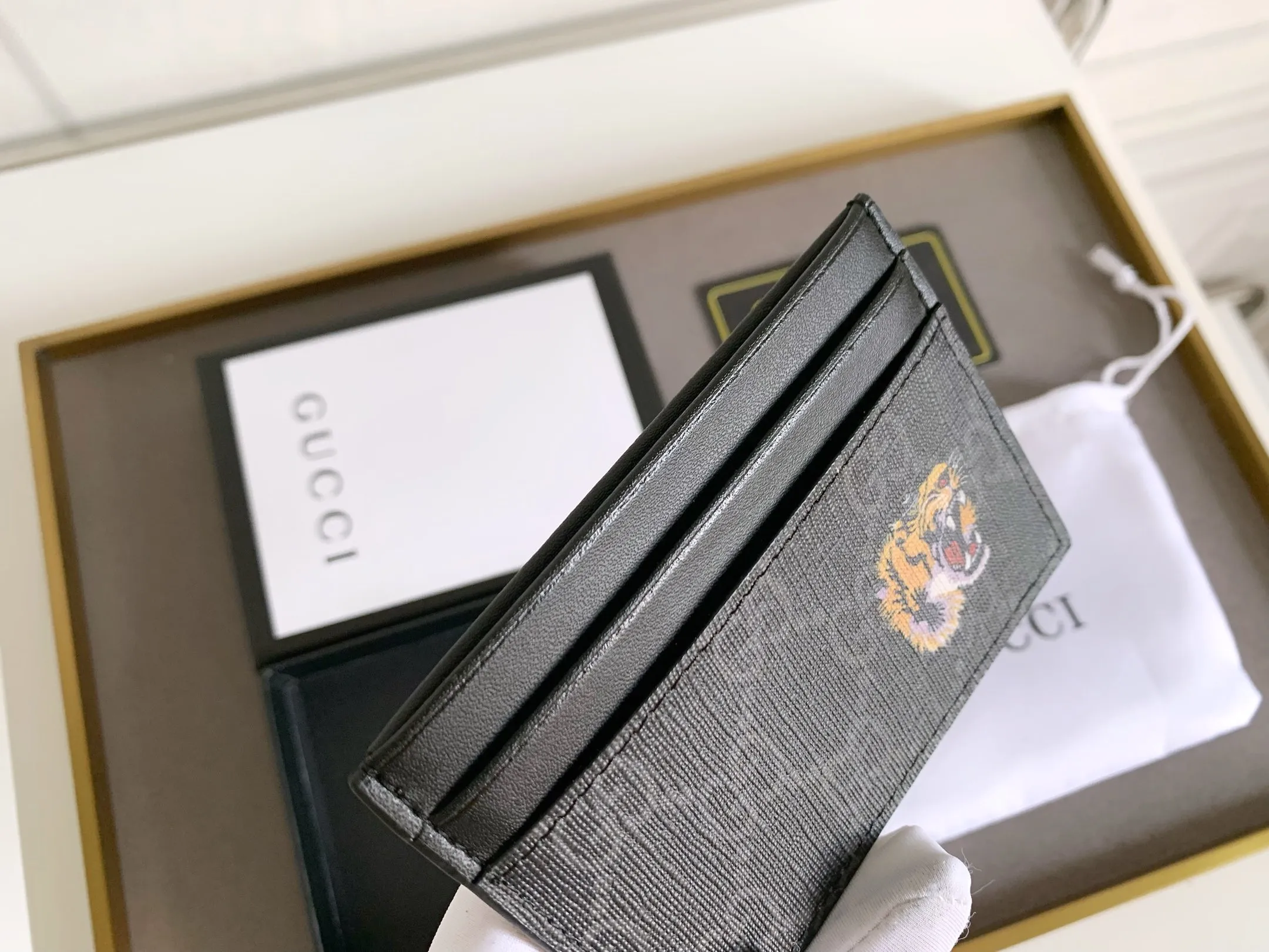 💰90 💎 (Tiger pattern) Top original quality, GUCCI classic popular printed card holder, exclusive background, real shot. The card holder is made of GG Supreme high-grade man-made canvas with exquisite patterns💯! Style number: 451277 Size: 10x7.5cm