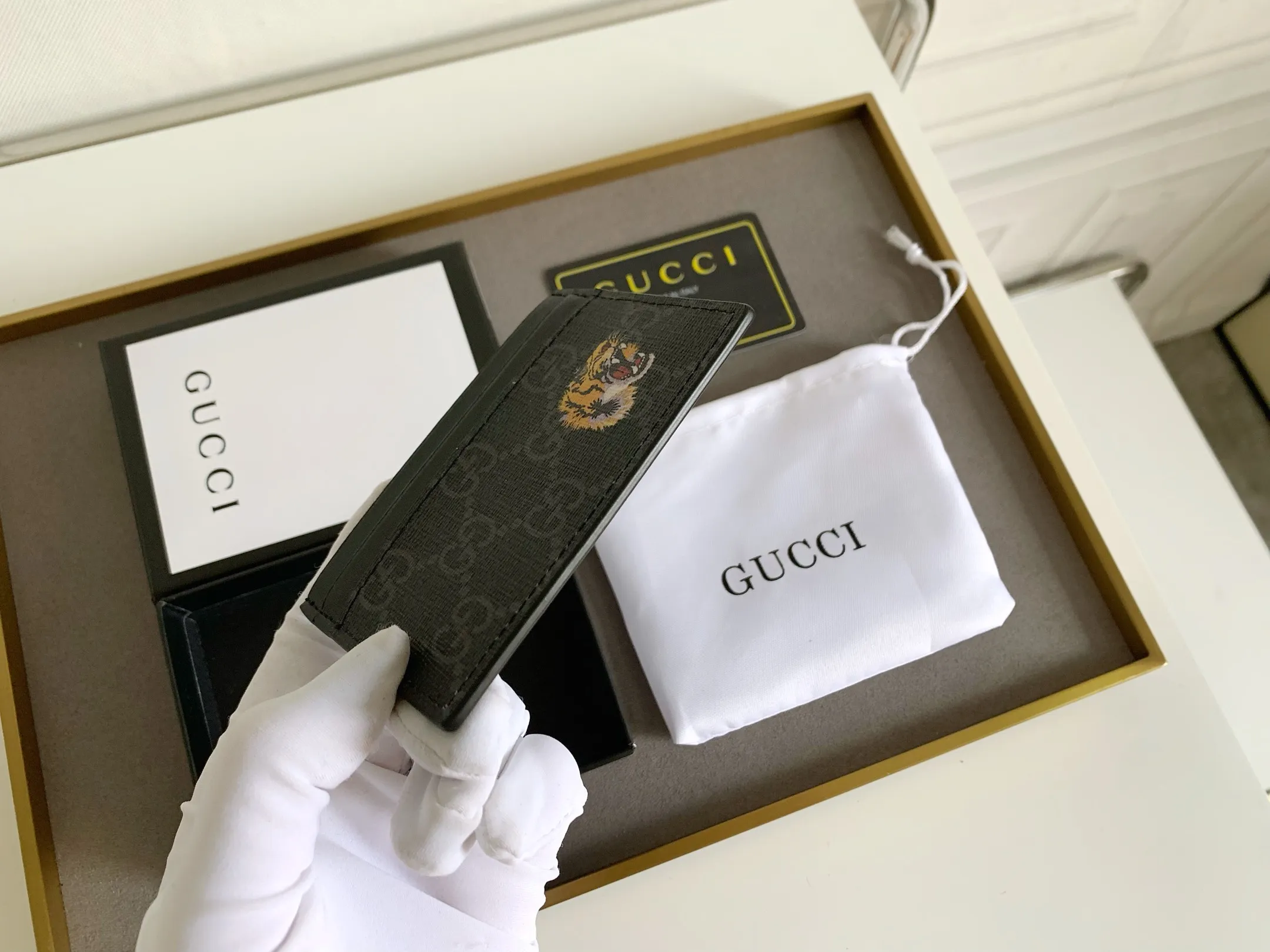 💰90 💎 (Tiger pattern) Top original quality, GUCCI classic popular printed card holder, exclusive background, real shot. The card holder is made of GG Supreme high-grade man-made canvas with exquisite patterns💯! Style number: 451277 Size: 10x7.5cm