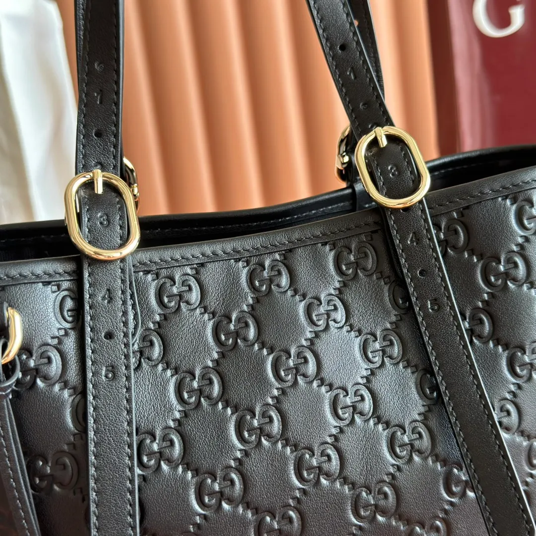 p1120. 💋💋💋"With full set of original counter packaging" [New Product] 2025 Autumn and Winter Series, the GG Emblem series reinterprets the brand's timeless elegance and exquisite craftsmanship. This tote bag features a tonal cotton-lined interior compartment and an adjustable shoulder strap for added functionality. Pink GG printed embossed leather Light gold tone hardware Light pink cotton lining The bag pictured is sold separately and does not come with the bag charm. Interior: Zippered pocket Adjustable leather shoulder strap: Height: 16 cm - 26 cm; Length: 72 cm Model number: 847456. Dimensions: 25cm (W) x 20cm (H) x 10cm (D) Weight: Approx. 0.55kg Color: Pink embossed. Made in Italy